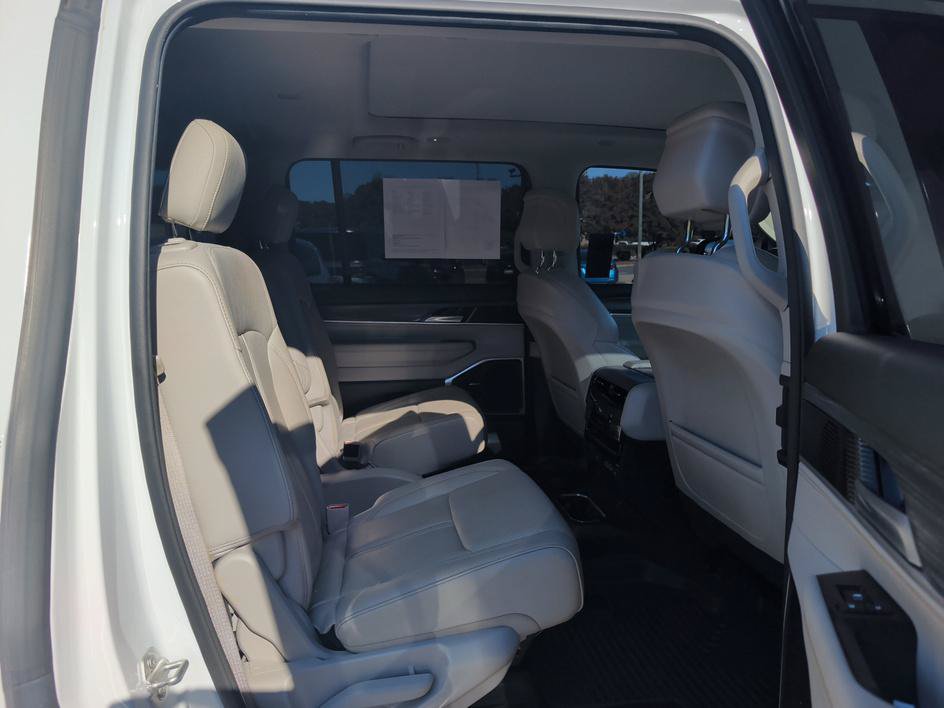 Used 2024 Jeep Wagoneer Series II w/ Premium Group I AWD/4WD image 13