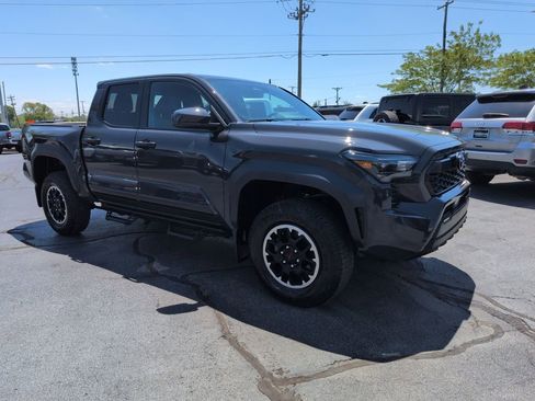 Used 2025 Toyota Tacoma TRD Off-Road AWD/4WD image 7