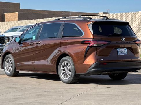 Used 2021 Toyota Sienna LE AWD/4WD image 6