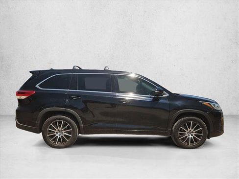 Used 2017 Toyota Highlander SE FWD image 4