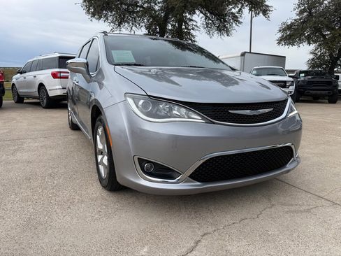 Used 2018 Chrysler Pacifica Limited image 1