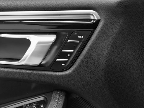 Certified 2022 Porsche Macan AWD/4WD image 26