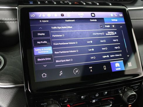 Used 2022 Jeep Grand Cherokee Overland w/ Luxury Tech Group IV image 24