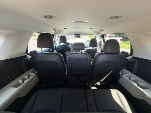 Used 2023 Kia Carnival LX FWD image 26
