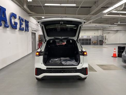 New 2026 Volkswagen Tiguan SE R-Line image 11