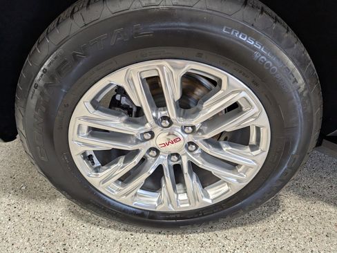 Used 2024 GMC Yukon SLT w/ SLT Luxury Package image 13