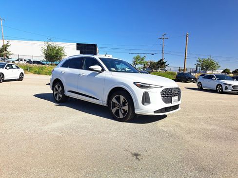 Used 2025 Audi Q5 Premium Plus w/ Premium Plus image 2