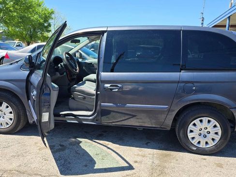 Used 2007 Chrysler Town & Country image 3