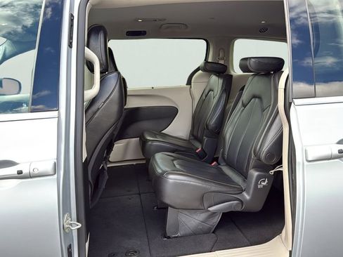 Used 2023 Chrysler Pacifica Touring-L FWD image 20
