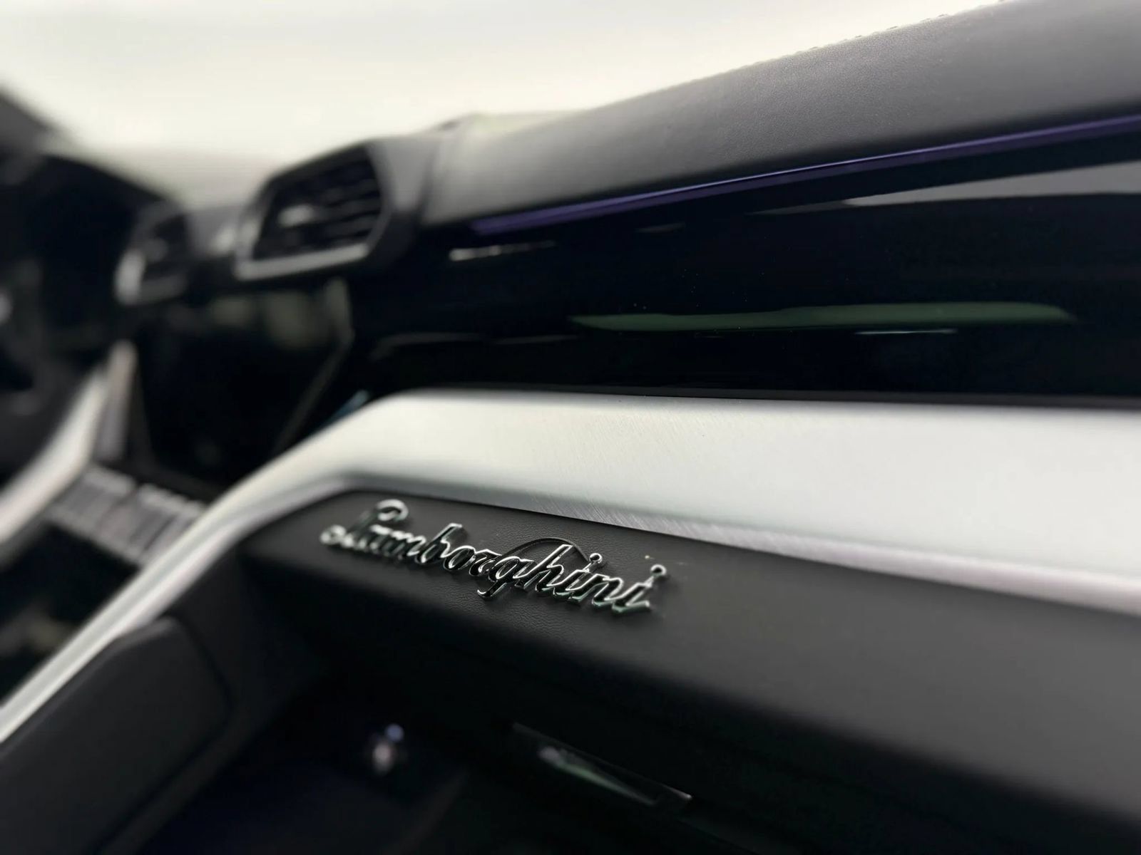Used 2022 Lamborghini Urus AWD/4WD image 36