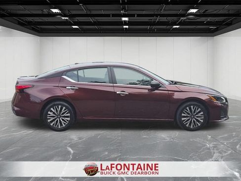 Used 2024 Nissan Altima 2.5 SV FWD image 7