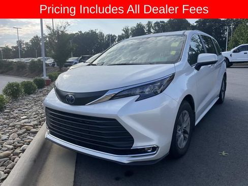 Used 2024 Toyota Sienna XLE w/ XLE Plus Package FWD image 1