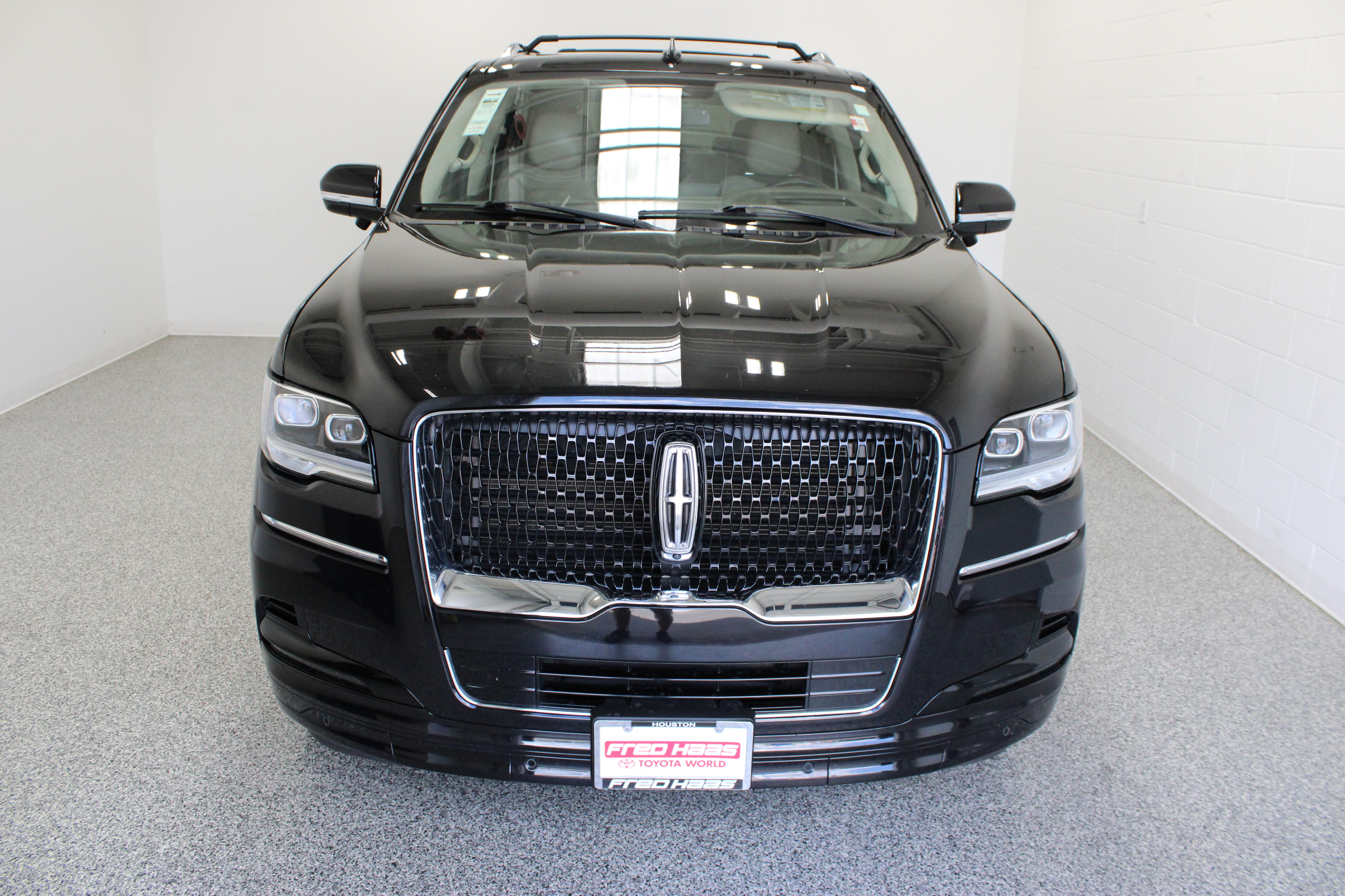 Used 2024 Lincoln Navigator Reserve AWD/4WD image 3