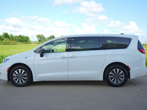 Used 2024 Chrysler Pacifica Limited FWD image 3