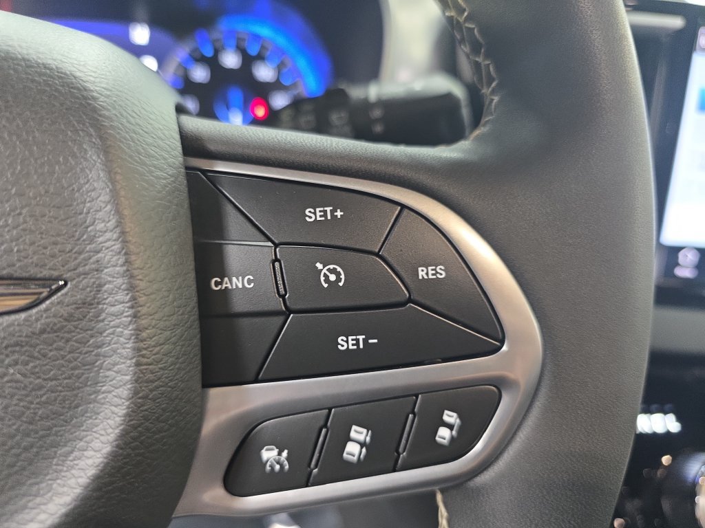 Used 2025 Chrysler Pacifica Select FWD image 23