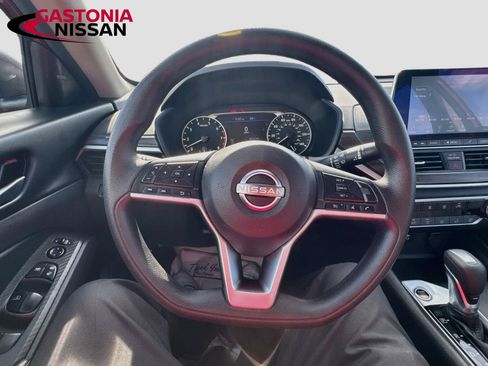Used 2025 Nissan Altima 2.5 SV FWD image 14