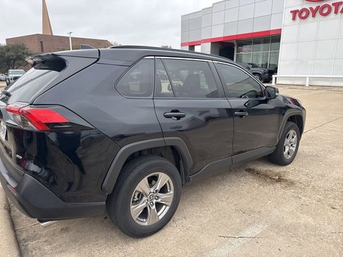 Used 2023 Toyota RAV4 XLE w/ Convenience Package image 4