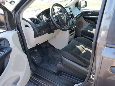Used 2020 Dodge Grand Caravan SE w/ UConnect Hands-Free Group FWD image 13