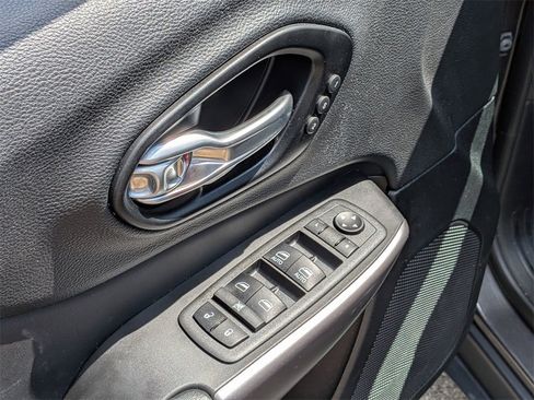 Used 2022 Jeep Cherokee Limited image 9