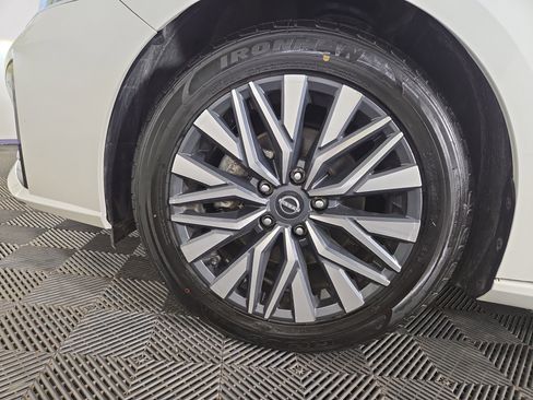 Used 2024 Nissan Altima 2.5 SV FWD image 33