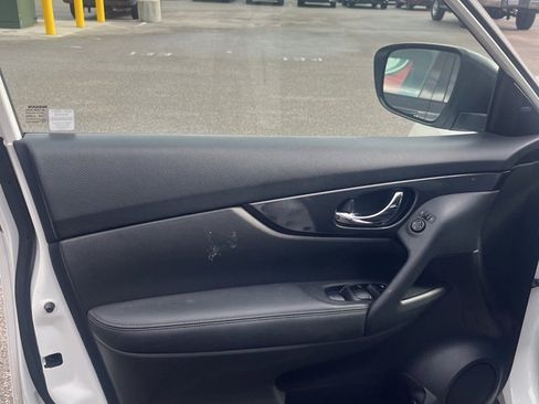 Used 2019 Nissan Rogue SV image 6