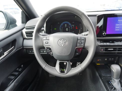 Used 2025 Toyota Camry SE w/ Convenience Package image 14