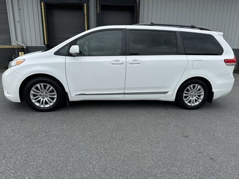 Used 2013 Toyota Sienna XLE image 2