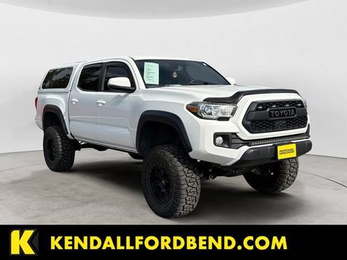 Used 2019 Toyota Tacoma TRD Off-Road w/ Technology Package AWD/4WD image 3