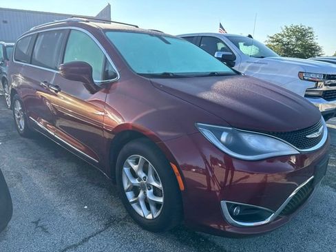 Used 2019 Chrysler Pacifica Touring-L Plus w/ Tire & Wheel Group FWD image 5