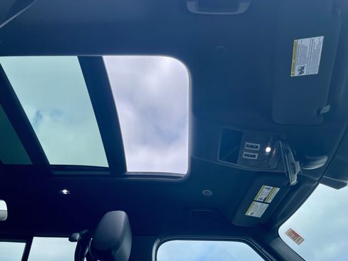 Certified 2025 Land Rover Defender 110 X-Dynamic SE AWD/4WD image 17