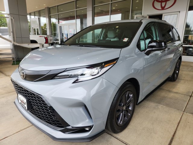Used 2026 Toyota Sienna XSE AWD/4WD image 6