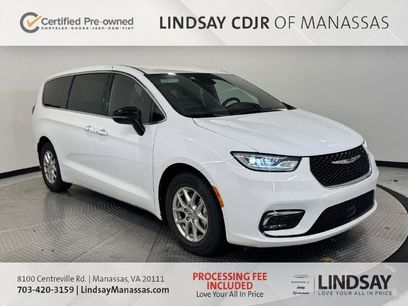 Used 2025 Chrysler Pacifica Select