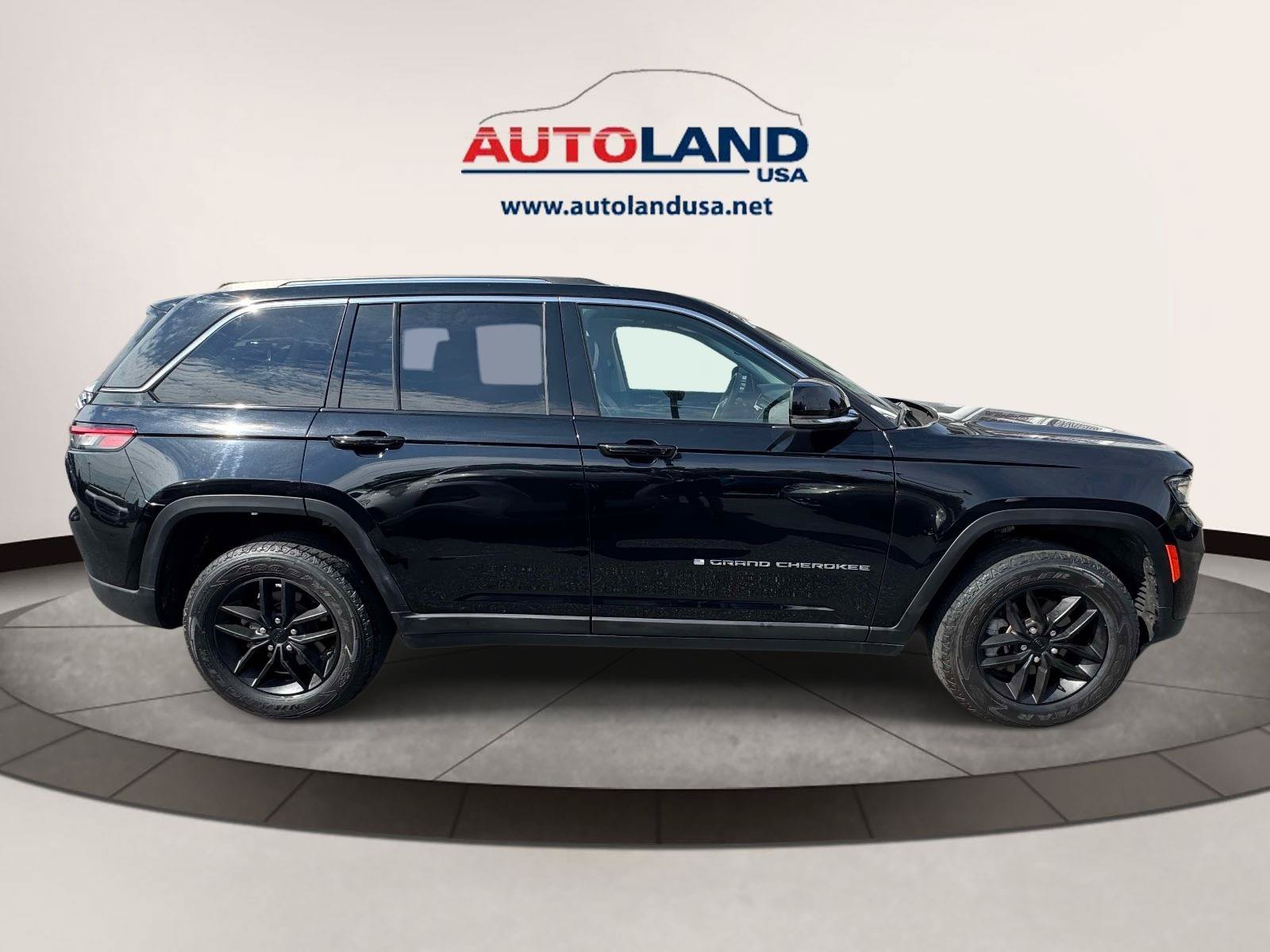 Used 2024 Jeep Grand Cherokee Limited AWD/4WD image 3