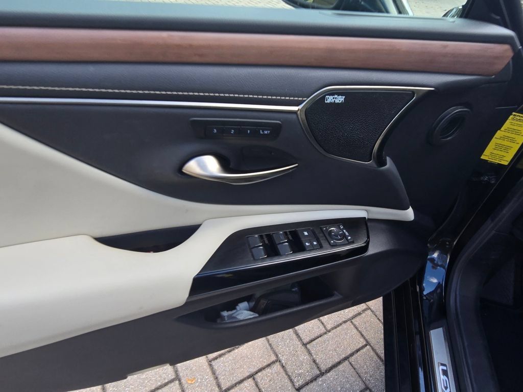 Used 2025 Lexus ES 350 Ultra Luxury w/ Accessory Package (Z2) FWD image 17