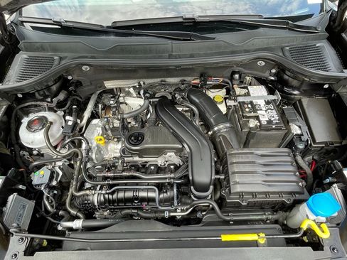 Used 2025 Volkswagen Taos SE FWD image 26