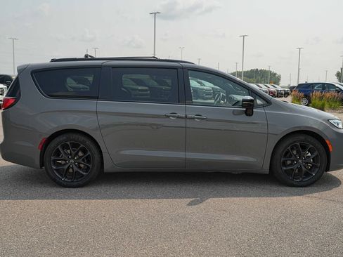 Used 2025 Chrysler Pacifica Limited FWD image 5