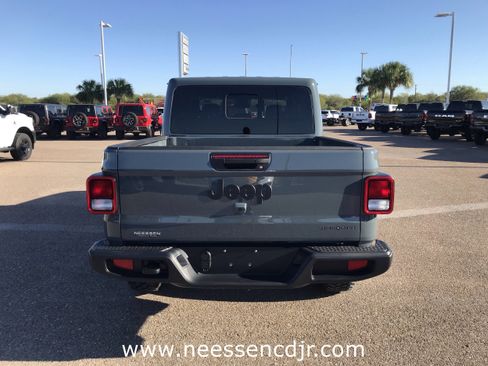 New 2025 Jeep Gladiator Sport image 33