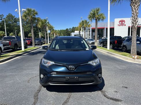 Used 2018 Toyota RAV4 XLE AWD/4WD image 3