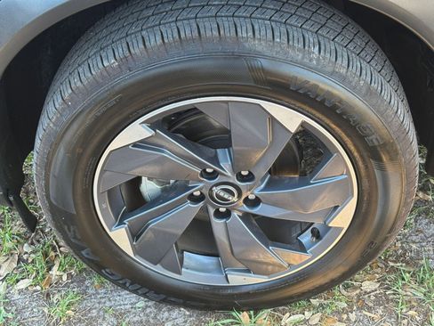 Used 2025 Nissan Rogue SV FWD image 32