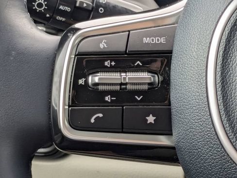 Certified 2025 Kia Carnival SX Prestige FWD image 45