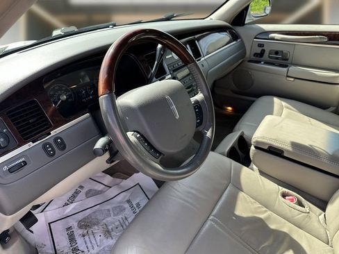 Used 2011 Lincoln Town Car Signature Limited RWD image 12