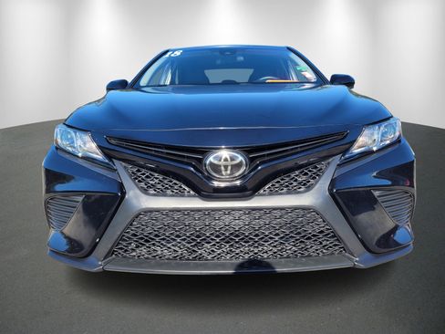 Used 2018 Toyota Camry SE image 2
