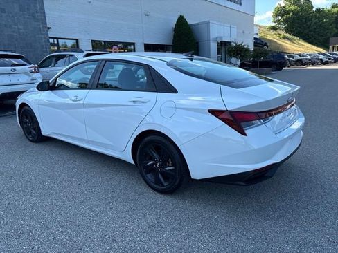 Used 2021 Hyundai Elantra SEL w/ Convenience Package FWD image 3