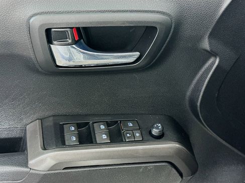 Used 2022 Toyota Tacoma TRD Off-Road AWD/4WD image 18
