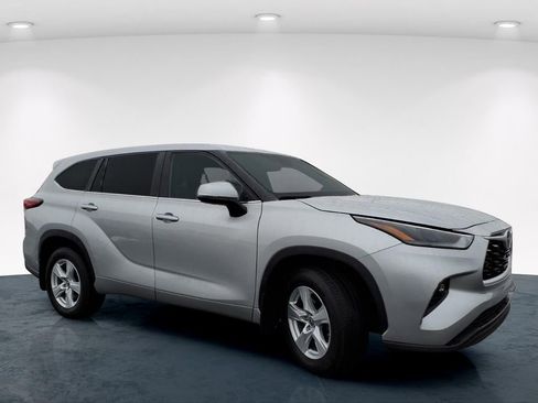 Used 2023 Toyota Highlander LE image 4