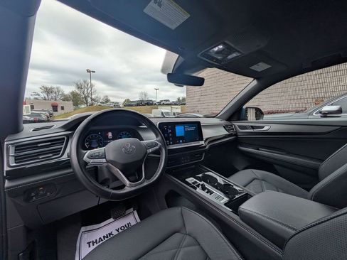 Used 2025 Volkswagen Atlas Cross Sport SE image 15