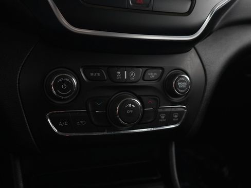 Used 2020 Jeep Cherokee Latitude AWD/4WD image 22