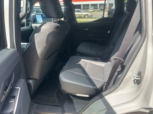 Used 2024 Lexus GX 550 w/ Accessory Package (31) image 24