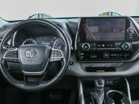Used 2024 Toyota Highlander XLE FWD image 17