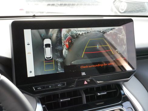 Used 2024 Toyota Venza Limited image 32